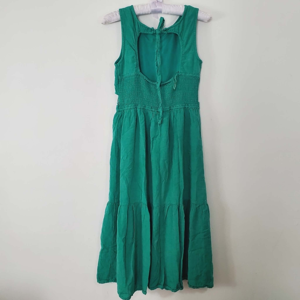 Japra Sleeveless Green midi Dress with Side Cutouts and an Open Back. - Picture 10 of 10